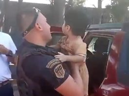 Dejaron a su nieto de 2 años sin ventilación y encerrado en la camioneta: la policía rompió un vidrio para rescatarlo