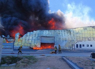 Impactante incendio en un depósito de logística en Benavídez: tres dotaciones de bomberos trabajan en el lugar