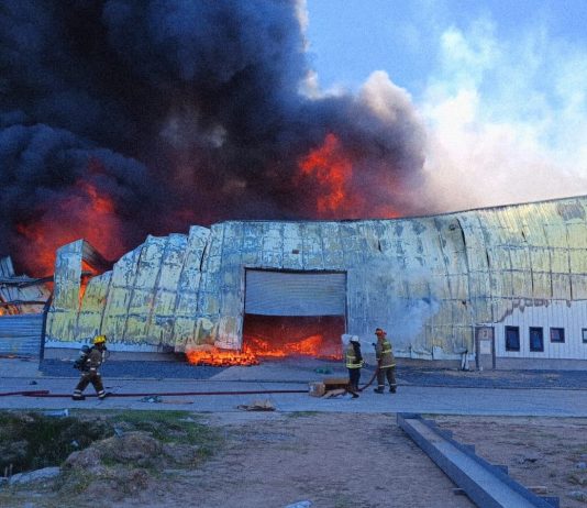 Impactante incendio en un depósito de logística en Benavídez: tres dotaciones de bomberos trabajan en el lugar