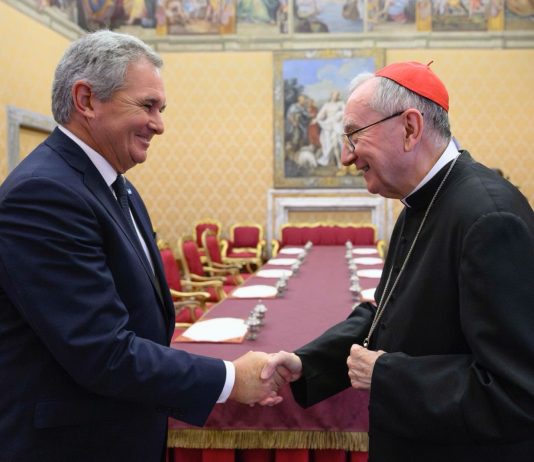 Pablo Quirno se reunió con el Secretario de Estado del Vaticano e invitó nuevamente al Papa León XIV al país