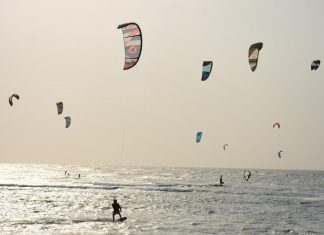Río Negro: un hombre murió tras descompensarse mientras practicaba kitesurf en el mar