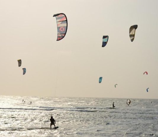 Río Negro: un hombre murió tras descompensarse mientras practicaba kitesurf en el mar