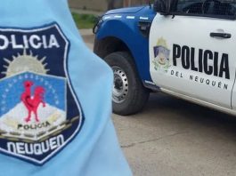 Atacaron con botellas y fierros a tres policías que intentaban intervenir en una pelea familiar en Neuquén