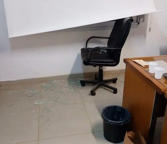 Destrozos e intento de incendio en un tribunal luego de que un jurado absolviera a un acusado por un choque fatal