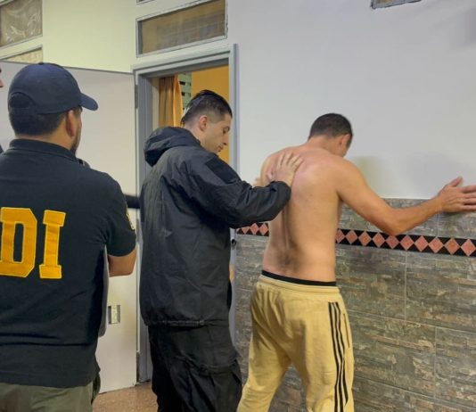 Está condenado por un doble crimen y lo acusan de estafar a un jubilado desde la cárcel