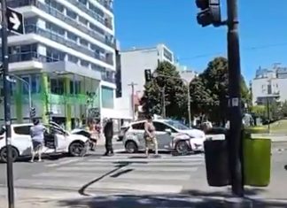 “Mirá cómo me rompiste el auto”: un conductor pasó un semáforo en rojo y provocó un violento choque en La Plata