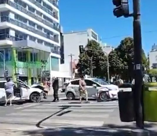 “Mirá cómo me rompiste el auto”: un conductor pasó un semáforo en rojo y provocó un violento choque en La Plata