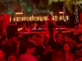 Pánico en Costanera Norte: el momento en el que se desprende la estructura del escenario en un boliche y cae sobre el público