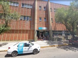 Un hombre atropelló a su hija de un año cuando sacaba el auto del estacionamiento en Miramar: está en grave estado