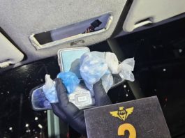 Atraparon a dos jóvenes que ocultaban 150 dosis de droga y una balanza en el techo de su auto