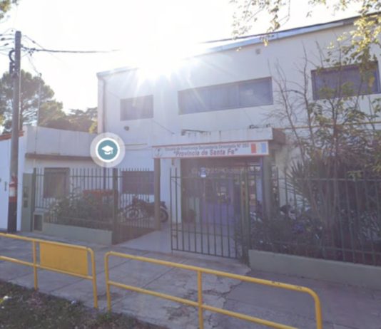 Dejaron banderas con amenazas narco en dos escuelas de Rosario