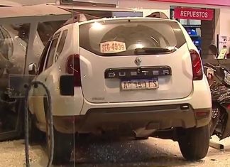 Floresta: una camioneta chocó contra una moto, perdió el control y se incrustó contra una concesionaria