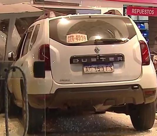 Floresta: una camioneta chocó contra una moto, perdió el control y se incrustó contra una concesionaria