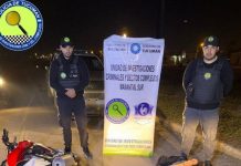 Circulaba en una moto adulterada y un arma de fuego, quedó aprehendido