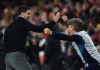 Los gestos de los jugadores del Arsenal con Gabriel Heinze tras la clasificación a la final de la Chapions League
