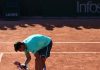 Preocupante imagen en Roland Garros: le ganó al argentino Mariano Navone una batalla de casi cinco horas y se desplomó por el dolor