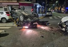 Choque en Caballito: un taxi volcó tras colisionar con un auto y tres personas resultaron heridas