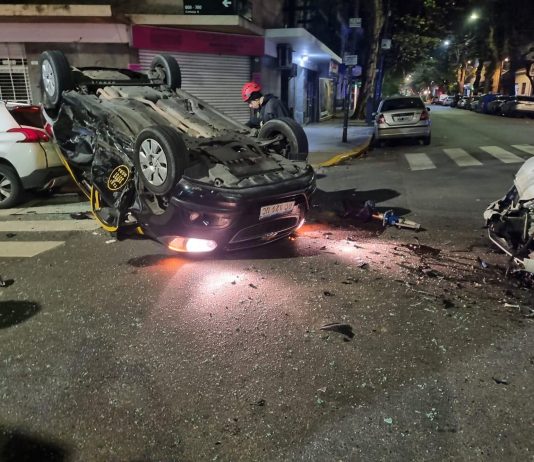 Choque en Caballito: un taxi volcó tras colisionar con un auto y tres personas resultaron heridas