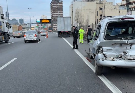 Choque múltiple en la Autopista 25 de Mayo: colisionaron dos camiones y una camioneta