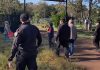 Desobedeció una orden judicial, intentó atacar a policías con un machete y mordió a una oficial: quedó detenida