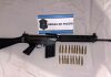 El fusil de guerra que le encontraron al acusado de ser el cerebro del intento de robo boquetero al Banco Provincia