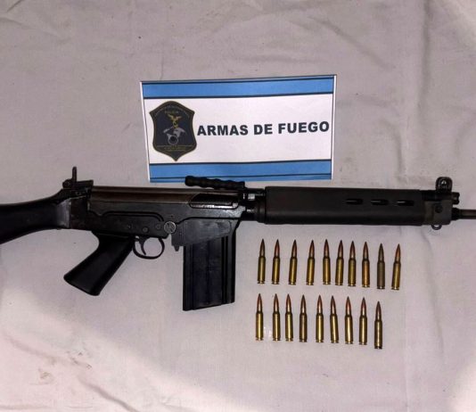 El fusil de guerra que le encontraron al acusado de ser el cerebro del intento de robo boquetero al Banco Provincia