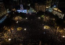 El país despide al Indio Solari: banderazos, velorio y show de Los Fundamentalistas tras la multitud en Plaza de Mayo