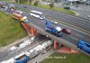 Fuerte accidente en Panamericana: un camión quedó colgado en un puente, dejó heridos y caos de tránsito