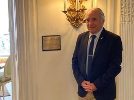 “Hay héroes que pertenecen al alma de un país”: el emotivo homenaje a los caídos en Malvinas en la embajada argentina en Francia