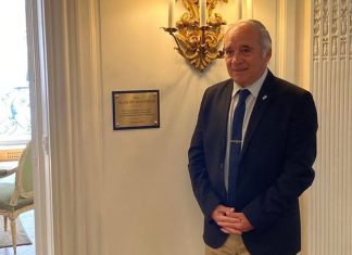 “Hay héroes que pertenecen al alma de un país”: el emotivo homenaje a los caídos en Malvinas en la embajada argentina en Francia