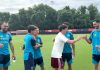 Insólito: un youtuber se hizo pasar por una figura del Barcelona y firmó autógrafos a hinchas de España en la concentración