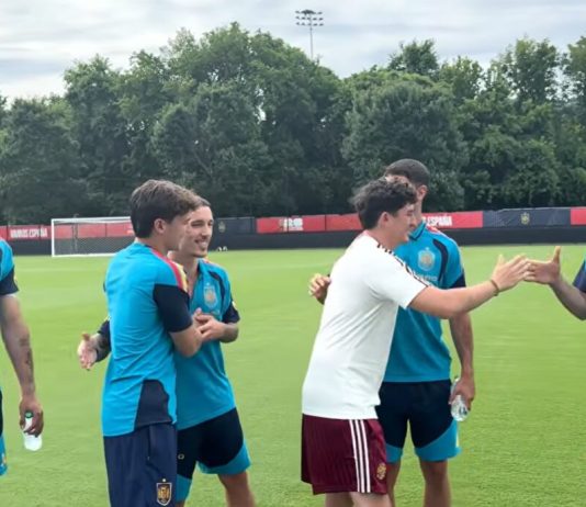 Insólito: un youtuber se hizo pasar por una figura del Barcelona y firmó autógrafos a hinchas de España en la concentración