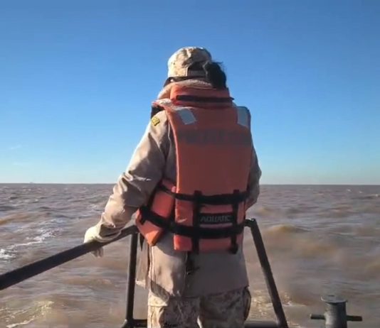 Intensa búsqueda de una embarcación con cinco tripulantes que se perdió en el Río de la Plata