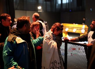 La despedida del Indio Solari: una fila interminable que sólo puede dejar de llorar cuando se pone a cantar