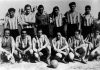 La historia de Fangio como futbolista: cómo nació el apodo “El Chueco” y la pelota que lo ayudó a ser una leyenda del automovilismo