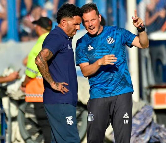 La historia del entrenador que descubrió a Marcos Senesi y construyó su camino junto a Marcelo Bielsa y Carlos Tevez