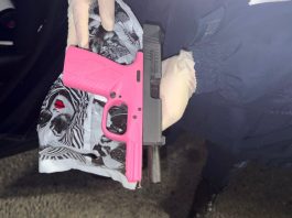 La mentira de la “polihot” echada por filmar videos de OnlyFans para descartar su pistola rosa en un patrullero y las multas del BMW