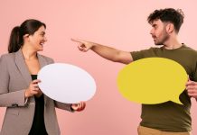 La psicología analiza qué significa que una persona levante siempre la voz al hablar