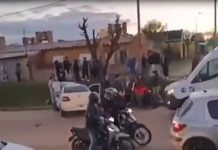 Se conoció un nuevo video del hombre que manejó borracho una retroexcavadora y casi atropella a un motociclista