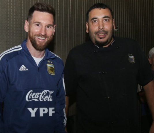 Trabajó en la SIDE, enamoró a Messi y cautivó a todos con sus asados: la increíble historia del cocinero de la selección argentina