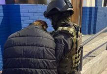 Una madre y su hijo fueron detenidos en Córdoba por vender cocaína desde su casa