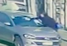Una mujer no pudo salir del garaje por un auto mal estacionado y reaccionó con furia: rayó el coche, le tiró huevos y basura
