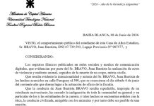 Uno de los jóvenes que mató a patadas a una nutria fue suspendido de la facultad y le harán un juicio académico