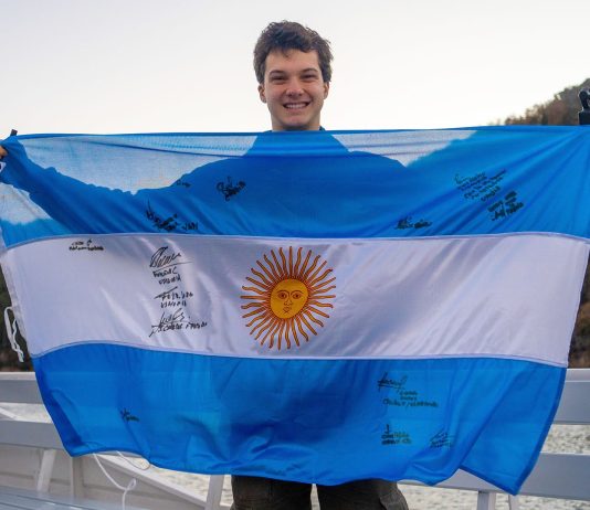 Visitó 23 provincias, donó 15 mil platos de comida y busca que la bandera de su misión solidaria llegue a la Selección en el Mundial