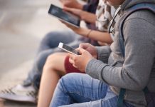 Denuncian a alumnos de secundario por generar fotos de sus compañeras desnudas con IA y venderlas