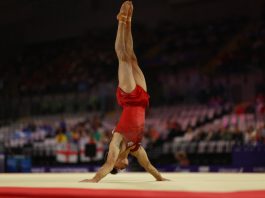 Escalofriante caída de un gimnasta inglés en los Juegos de la Commonwealth: fue trasladado de urgencia al hospital