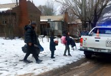 Evacuaron a más de 100 personas por el temporal de nieve en Mendoza y activaron una alerta amarilla por viento zonda