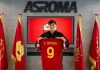 Furor en Italia: Roma presentó el goleador argentino Santiago Castro como fichaje estelar