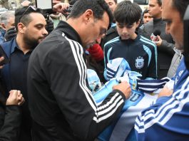 Lionel Scaloni volvió a la casa de sus padres en Pujato y fue recibido por una multitud: “Perdimos porque ellos fueron mejores”