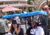 Neymar reapareció en un parque temático manejando un scooter tras la eliminación de Brasil